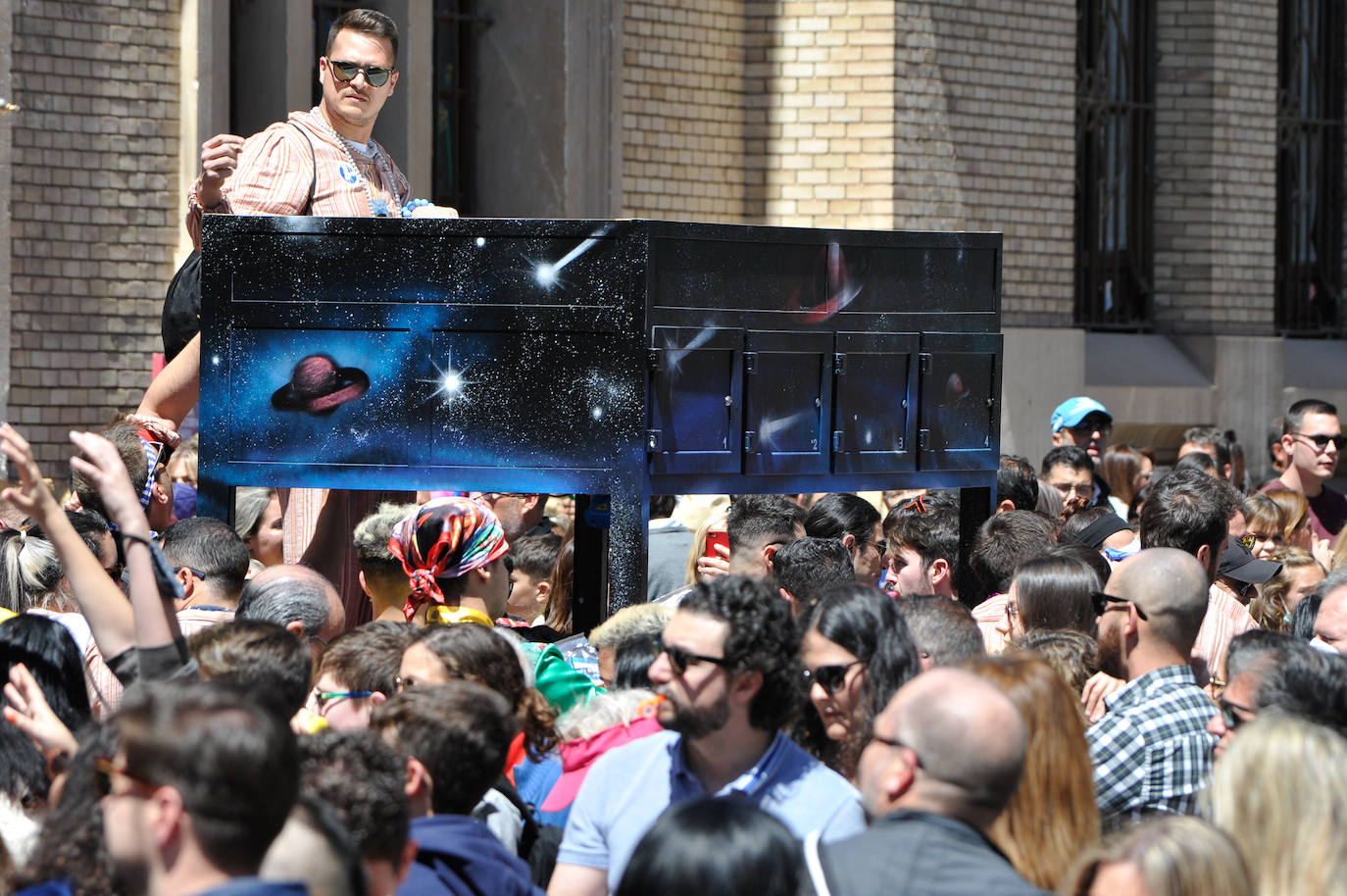 Fotos: El pasacalles de los grupos sardineros, en imágenes