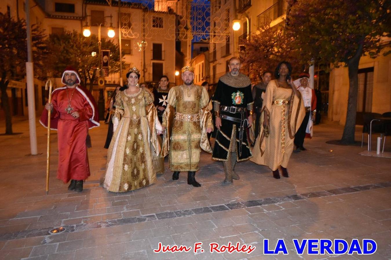 El claustro del castillo acogió anoche el acto de la Jura del Rey Cristiano, organizado por los Caballeros Hospitalarios de San Juan de Jerusalén. Tras la jura y la entrega de presentes, los Reyes Cristianos, Roberto Mateo y Patricia Fernández y el resto de participantes pasaron al interior de la basílica para adorar la Vera Cruz. 