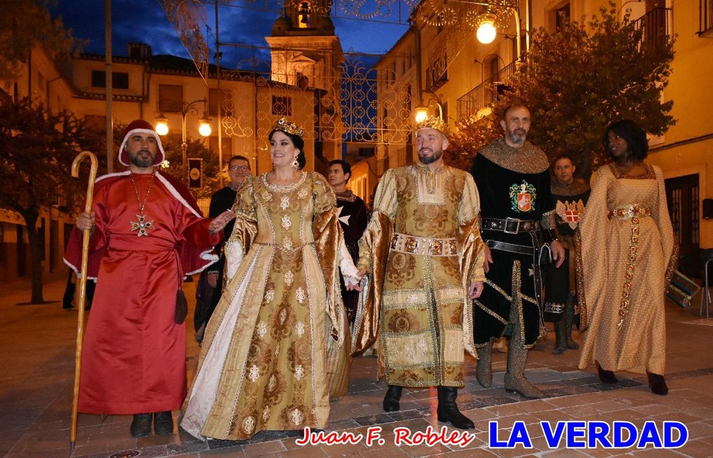 El claustro del castillo acogió anoche el acto de la Jura del Rey Cristiano, organizado por los Caballeros Hospitalarios de San Juan de Jerusalén. Tras la jura y la entrega de presentes, los Reyes Cristianos, Roberto Mateo y Patricia Fernández y el resto de participantes pasaron al interior de la basílica para adorar la Vera Cruz. 