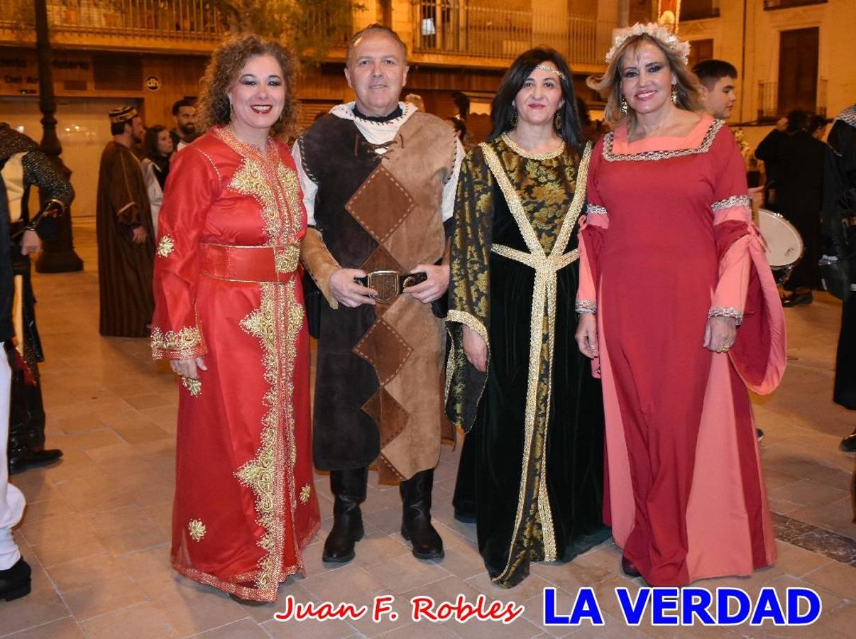 El claustro del castillo acogió anoche el acto de la Jura del Rey Cristiano, organizado por los Caballeros Hospitalarios de San Juan de Jerusalén. Tras la jura y la entrega de presentes, los Reyes Cristianos, Roberto Mateo y Patricia Fernández y el resto de participantes pasaron al interior de la basílica para adorar la Vera Cruz. 