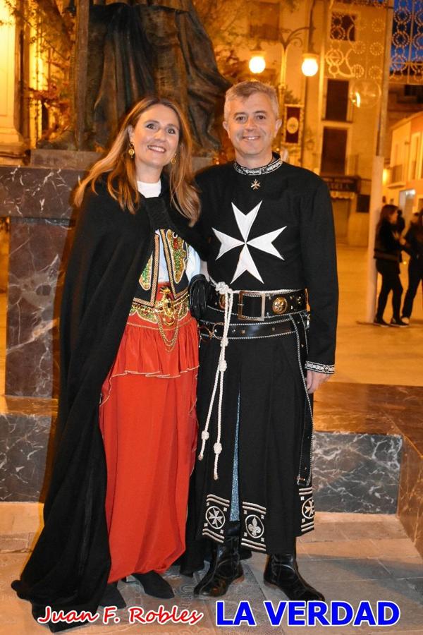 El claustro del castillo acogió anoche el acto de la Jura del Rey Cristiano, organizado por los Caballeros Hospitalarios de San Juan de Jerusalén. Tras la jura y la entrega de presentes, los Reyes Cristianos, Roberto Mateo y Patricia Fernández y el resto de participantes pasaron al interior de la basílica para adorar la Vera Cruz. 