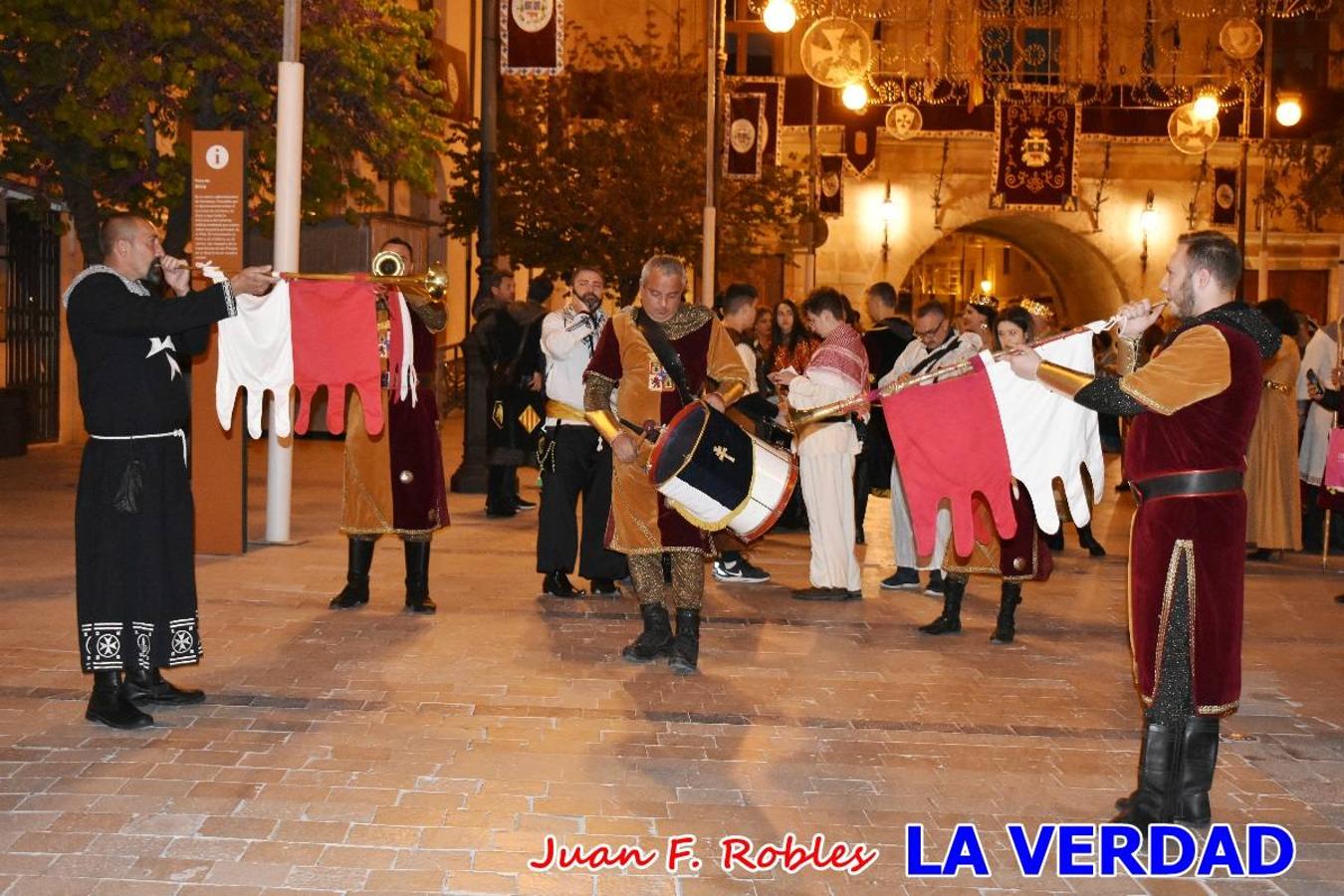 El claustro del castillo acogió anoche el acto de la Jura del Rey Cristiano, organizado por los Caballeros Hospitalarios de San Juan de Jerusalén. Tras la jura y la entrega de presentes, los Reyes Cristianos, Roberto Mateo y Patricia Fernández y el resto de participantes pasaron al interior de la basílica para adorar la Vera Cruz. 
