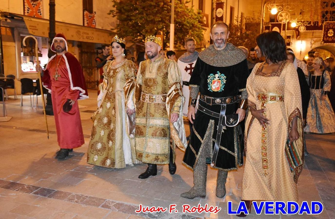 El claustro del castillo acogió anoche el acto de la Jura del Rey Cristiano, organizado por los Caballeros Hospitalarios de San Juan de Jerusalén. Tras la jura y la entrega de presentes, los Reyes Cristianos, Roberto Mateo y Patricia Fernández y el resto de participantes pasaron al interior de la basílica para adorar la Vera Cruz. 