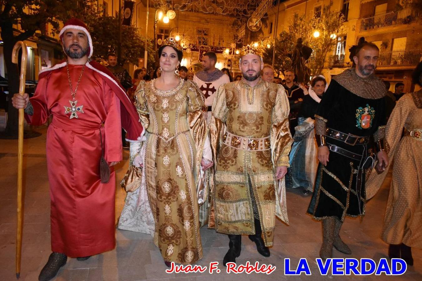 El claustro del castillo acogió anoche el acto de la Jura del Rey Cristiano, organizado por los Caballeros Hospitalarios de San Juan de Jerusalén. Tras la jura y la entrega de presentes, los Reyes Cristianos, Roberto Mateo y Patricia Fernández y el resto de participantes pasaron al interior de la basílica para adorar la Vera Cruz. 