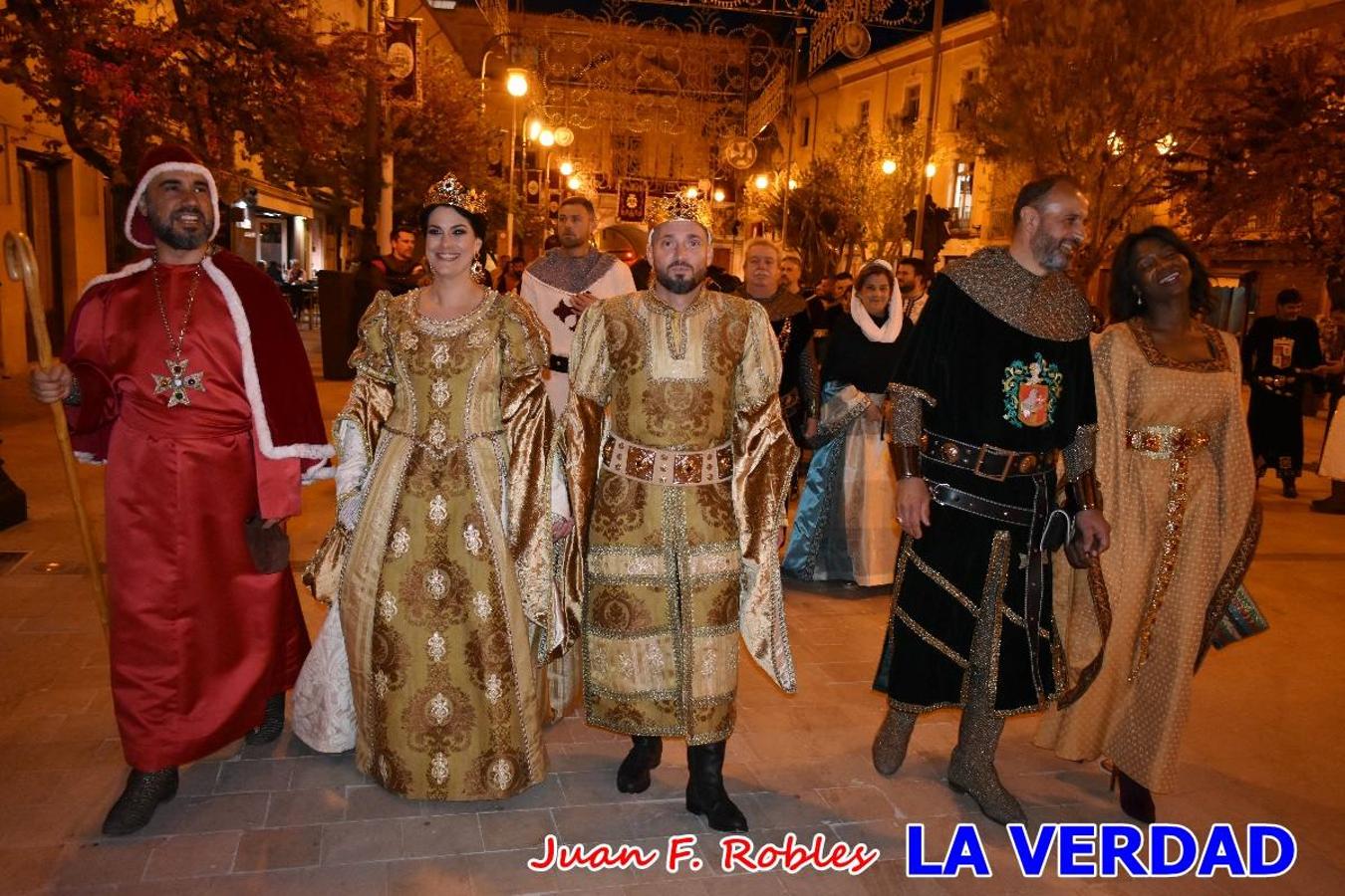 El claustro del castillo acogió anoche el acto de la Jura del Rey Cristiano, organizado por los Caballeros Hospitalarios de San Juan de Jerusalén. Tras la jura y la entrega de presentes, los Reyes Cristianos, Roberto Mateo y Patricia Fernández y el resto de participantes pasaron al interior de la basílica para adorar la Vera Cruz. 