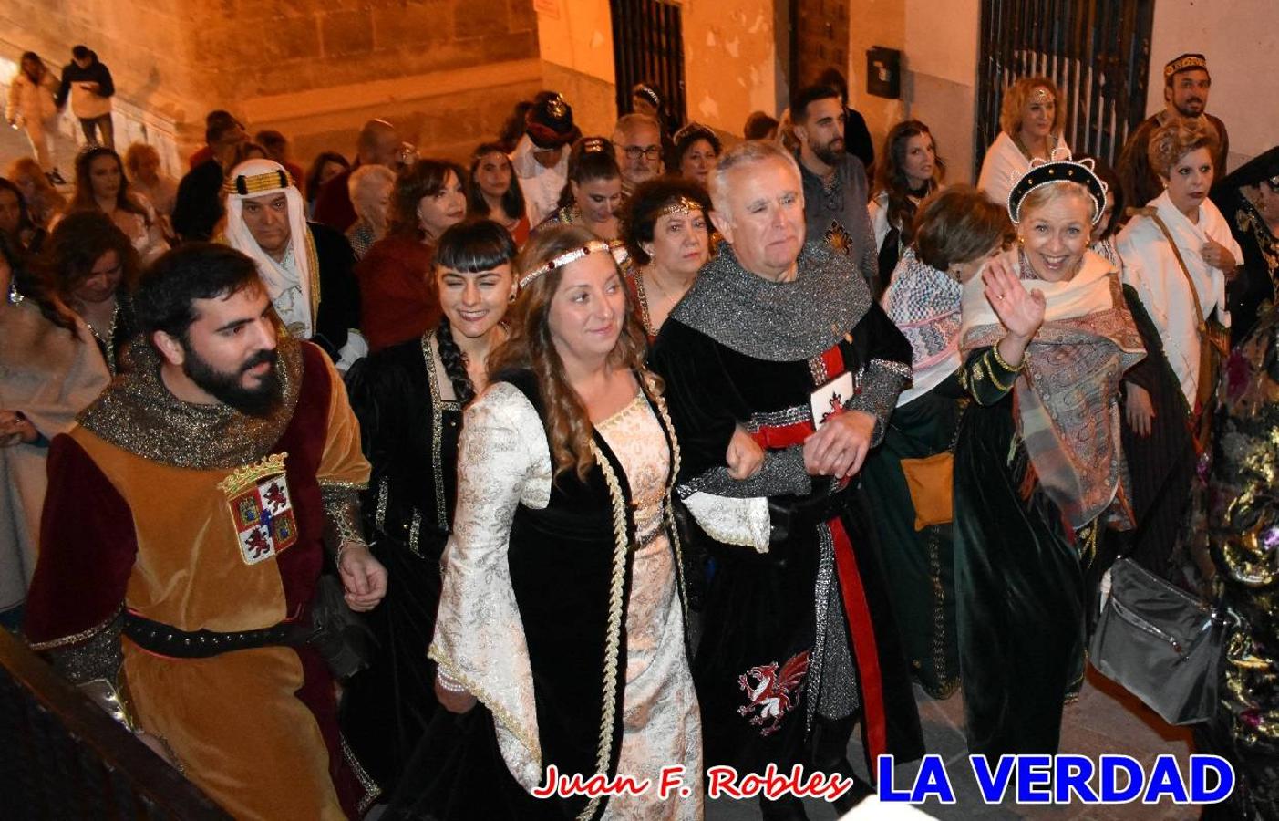 El claustro del castillo acogió anoche el acto de la Jura del Rey Cristiano, organizado por los Caballeros Hospitalarios de San Juan de Jerusalén. Tras la jura y la entrega de presentes, los Reyes Cristianos, Roberto Mateo y Patricia Fernández y el resto de participantes pasaron al interior de la basílica para adorar la Vera Cruz. 