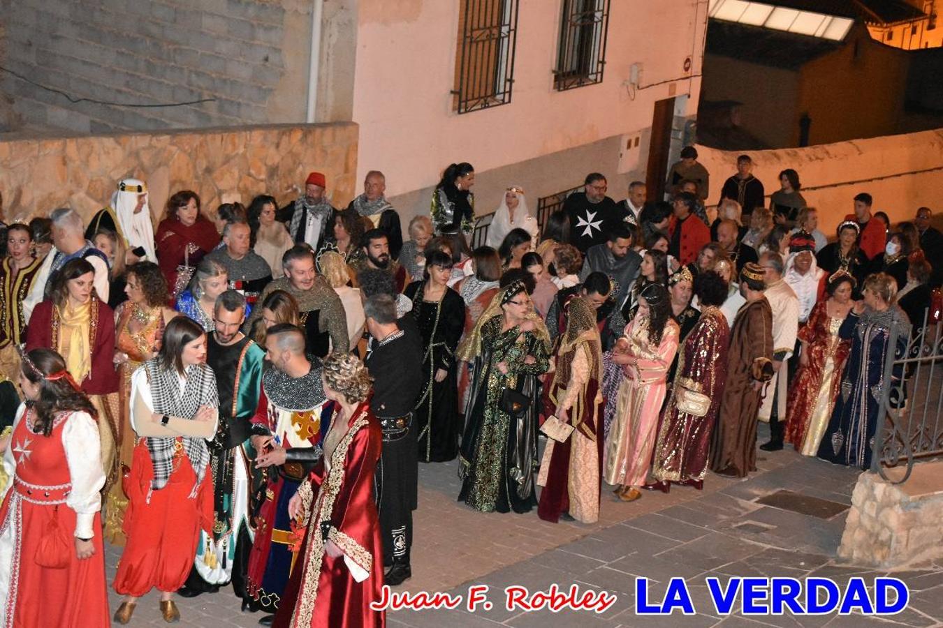 El claustro del castillo acogió anoche el acto de la Jura del Rey Cristiano, organizado por los Caballeros Hospitalarios de San Juan de Jerusalén. Tras la jura y la entrega de presentes, los Reyes Cristianos, Roberto Mateo y Patricia Fernández y el resto de participantes pasaron al interior de la basílica para adorar la Vera Cruz. 