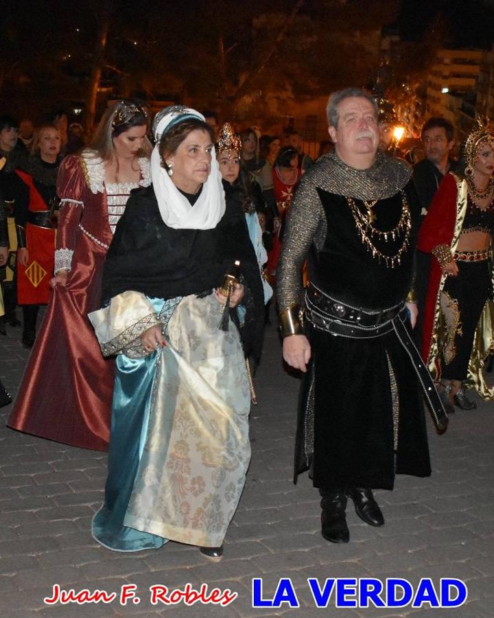 El claustro del castillo acogió anoche el acto de la Jura del Rey Cristiano, organizado por los Caballeros Hospitalarios de San Juan de Jerusalén. Tras la jura y la entrega de presentes, los Reyes Cristianos, Roberto Mateo y Patricia Fernández y el resto de participantes pasaron al interior de la basílica para adorar la Vera Cruz. 