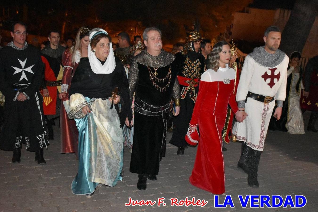 El claustro del castillo acogió anoche el acto de la Jura del Rey Cristiano, organizado por los Caballeros Hospitalarios de San Juan de Jerusalén. Tras la jura y la entrega de presentes, los Reyes Cristianos, Roberto Mateo y Patricia Fernández y el resto de participantes pasaron al interior de la basílica para adorar la Vera Cruz. 