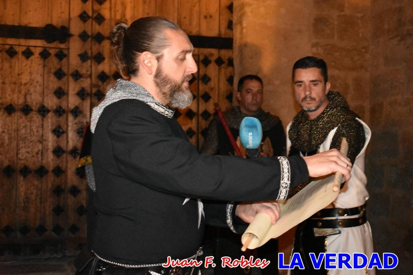 El claustro del castillo acogió anoche el acto de la Jura del Rey Cristiano, organizado por los Caballeros Hospitalarios de San Juan de Jerusalén. Tras la jura y la entrega de presentes, los Reyes Cristianos, Roberto Mateo y Patricia Fernández y el resto de participantes pasaron al interior de la basílica para adorar la Vera Cruz. 