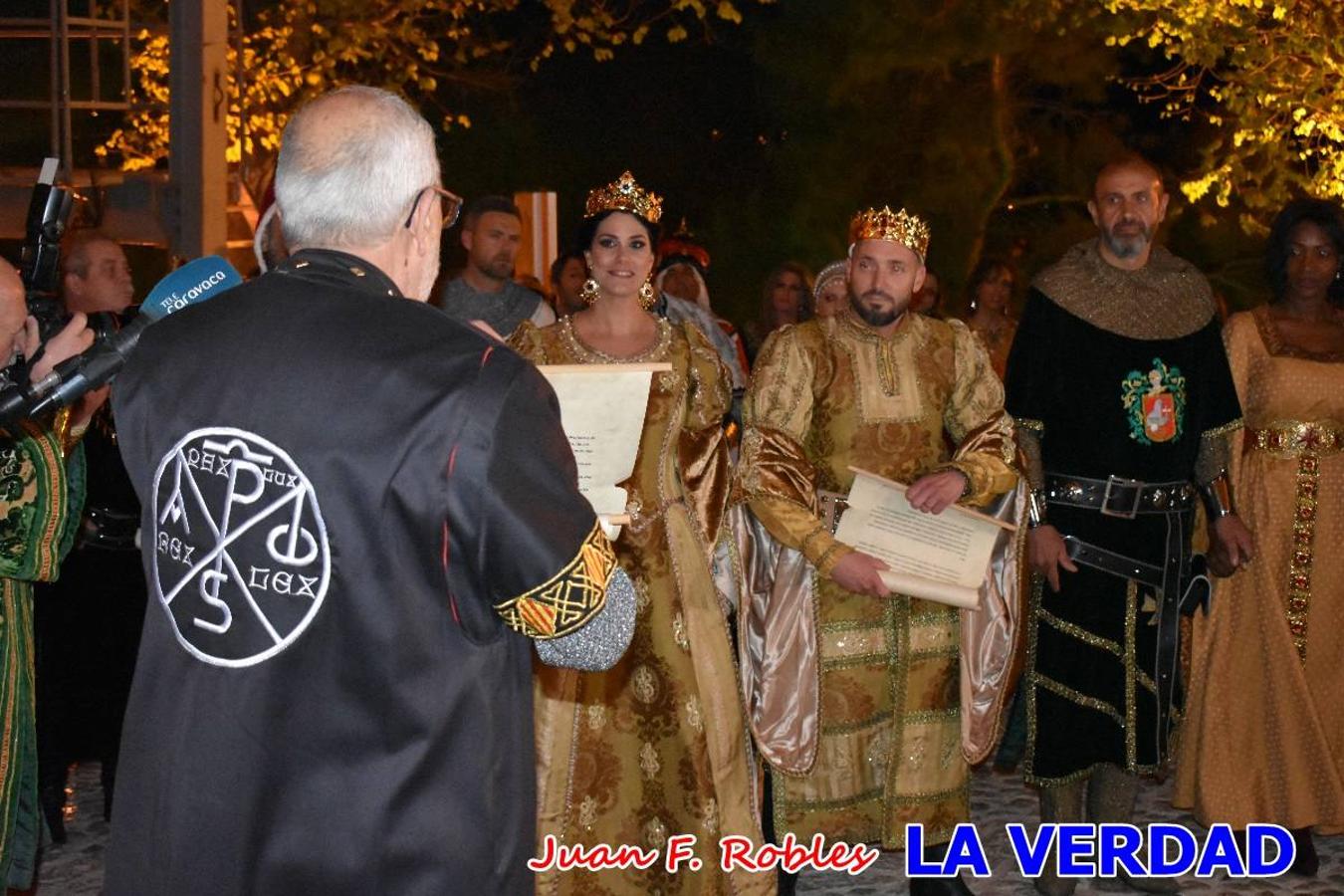 El claustro del castillo acogió anoche el acto de la Jura del Rey Cristiano, organizado por los Caballeros Hospitalarios de San Juan de Jerusalén. Tras la jura y la entrega de presentes, los Reyes Cristianos, Roberto Mateo y Patricia Fernández y el resto de participantes pasaron al interior de la basílica para adorar la Vera Cruz. 