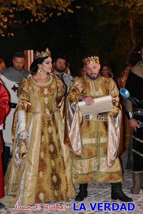 El claustro del castillo acogió anoche el acto de la Jura del Rey Cristiano, organizado por los Caballeros Hospitalarios de San Juan de Jerusalén. Tras la jura y la entrega de presentes, los Reyes Cristianos, Roberto Mateo y Patricia Fernández y el resto de participantes pasaron al interior de la basílica para adorar la Vera Cruz. 