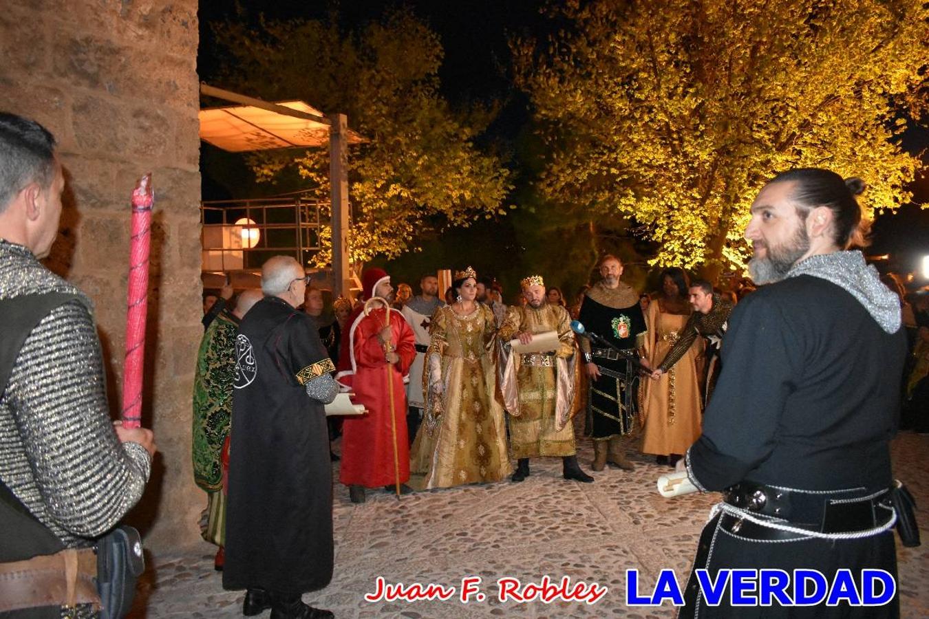 El claustro del castillo acogió anoche el acto de la Jura del Rey Cristiano, organizado por los Caballeros Hospitalarios de San Juan de Jerusalén. Tras la jura y la entrega de presentes, los Reyes Cristianos, Roberto Mateo y Patricia Fernández y el resto de participantes pasaron al interior de la basílica para adorar la Vera Cruz. 