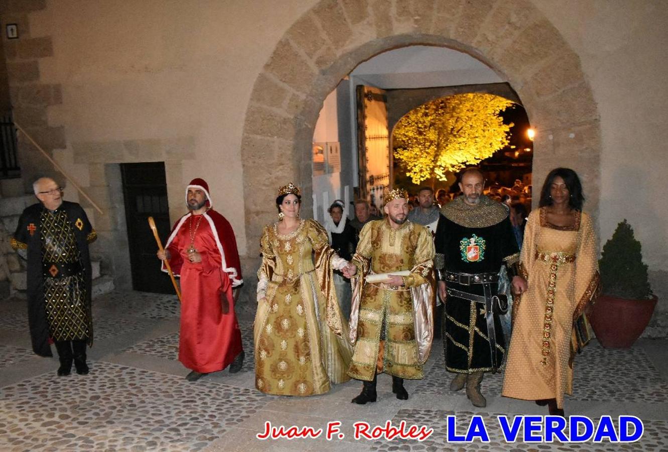 El claustro del castillo acogió anoche el acto de la Jura del Rey Cristiano, organizado por los Caballeros Hospitalarios de San Juan de Jerusalén. Tras la jura y la entrega de presentes, los Reyes Cristianos, Roberto Mateo y Patricia Fernández y el resto de participantes pasaron al interior de la basílica para adorar la Vera Cruz. 