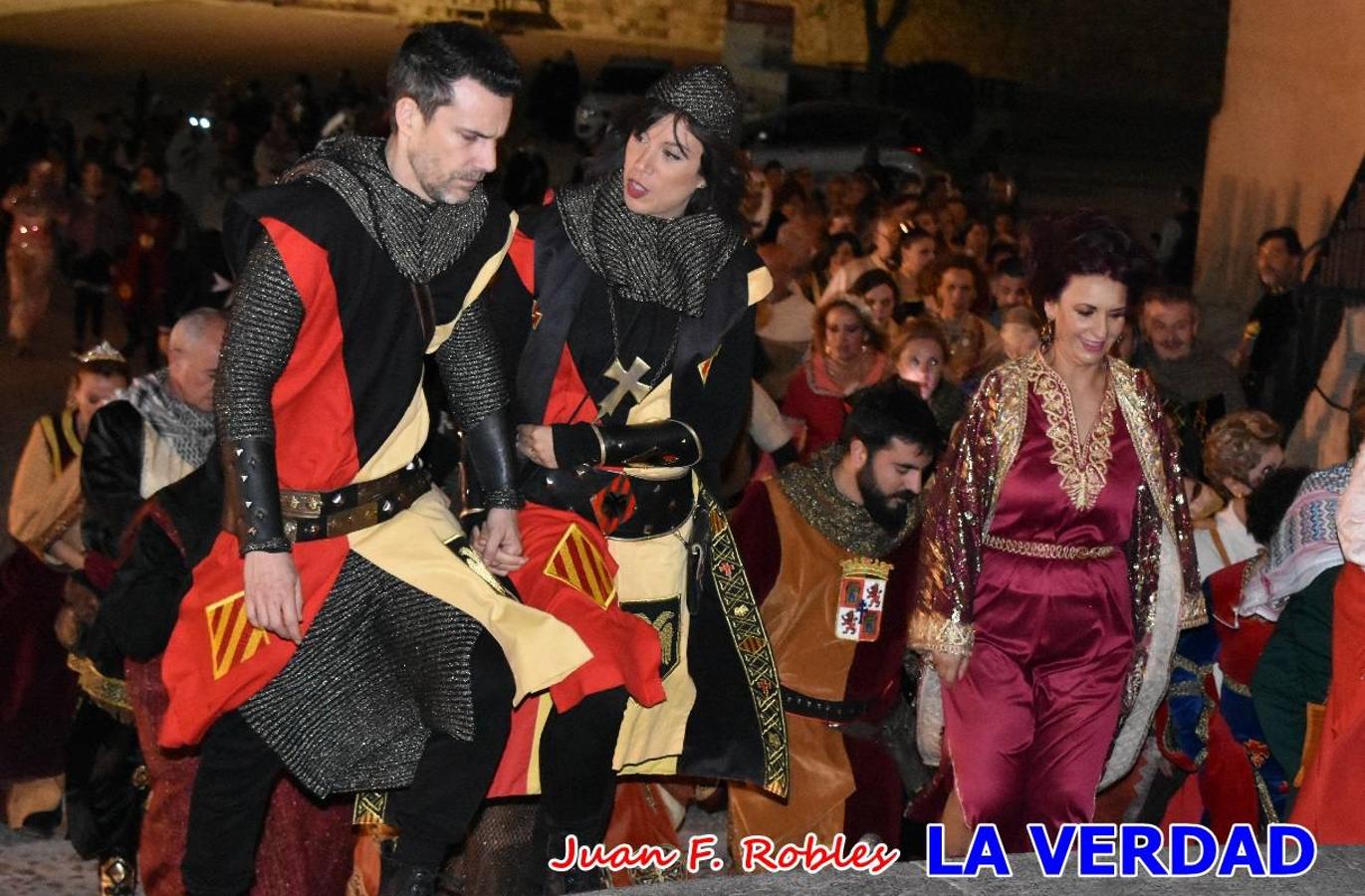 El claustro del castillo acogió anoche el acto de la Jura del Rey Cristiano, organizado por los Caballeros Hospitalarios de San Juan de Jerusalén. Tras la jura y la entrega de presentes, los Reyes Cristianos, Roberto Mateo y Patricia Fernández y el resto de participantes pasaron al interior de la basílica para adorar la Vera Cruz. 