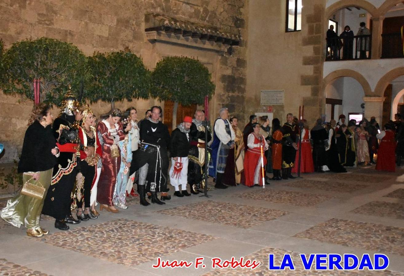 El claustro del castillo acogió anoche el acto de la Jura del Rey Cristiano, organizado por los Caballeros Hospitalarios de San Juan de Jerusalén. Tras la jura y la entrega de presentes, los Reyes Cristianos, Roberto Mateo y Patricia Fernández y el resto de participantes pasaron al interior de la basílica para adorar la Vera Cruz. 