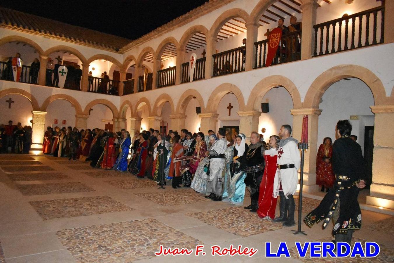 El claustro del castillo acogió anoche el acto de la Jura del Rey Cristiano, organizado por los Caballeros Hospitalarios de San Juan de Jerusalén. Tras la jura y la entrega de presentes, los Reyes Cristianos, Roberto Mateo y Patricia Fernández y el resto de participantes pasaron al interior de la basílica para adorar la Vera Cruz. 