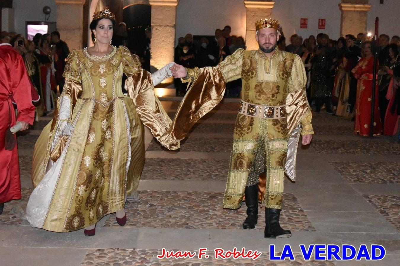 El claustro del castillo acogió anoche el acto de la Jura del Rey Cristiano, organizado por los Caballeros Hospitalarios de San Juan de Jerusalén. Tras la jura y la entrega de presentes, los Reyes Cristianos, Roberto Mateo y Patricia Fernández y el resto de participantes pasaron al interior de la basílica para adorar la Vera Cruz. 