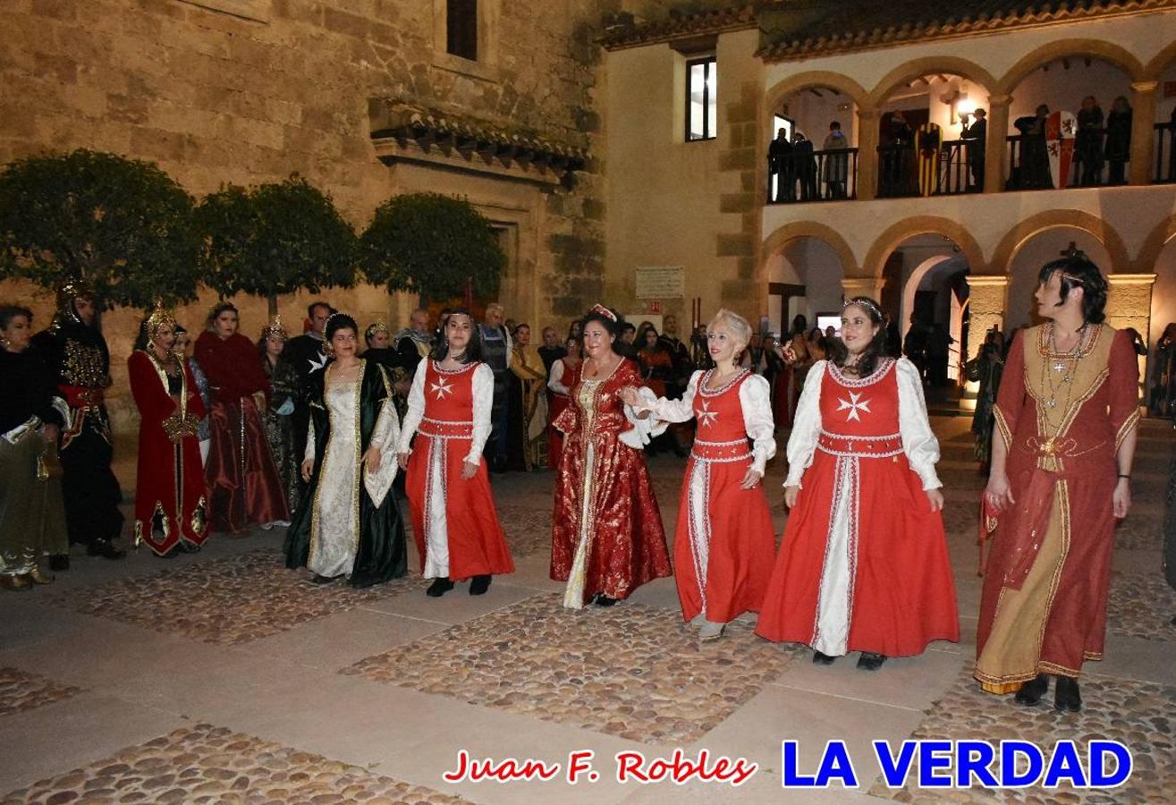El claustro del castillo acogió anoche el acto de la Jura del Rey Cristiano, organizado por los Caballeros Hospitalarios de San Juan de Jerusalén. Tras la jura y la entrega de presentes, los Reyes Cristianos, Roberto Mateo y Patricia Fernández y el resto de participantes pasaron al interior de la basílica para adorar la Vera Cruz. 