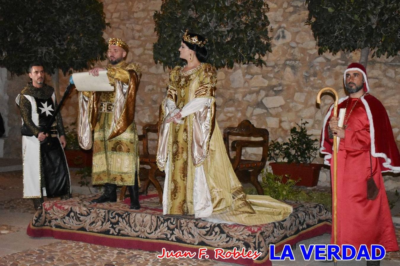 El claustro del castillo acogió anoche el acto de la Jura del Rey Cristiano, organizado por los Caballeros Hospitalarios de San Juan de Jerusalén. Tras la jura y la entrega de presentes, los Reyes Cristianos, Roberto Mateo y Patricia Fernández y el resto de participantes pasaron al interior de la basílica para adorar la Vera Cruz. 