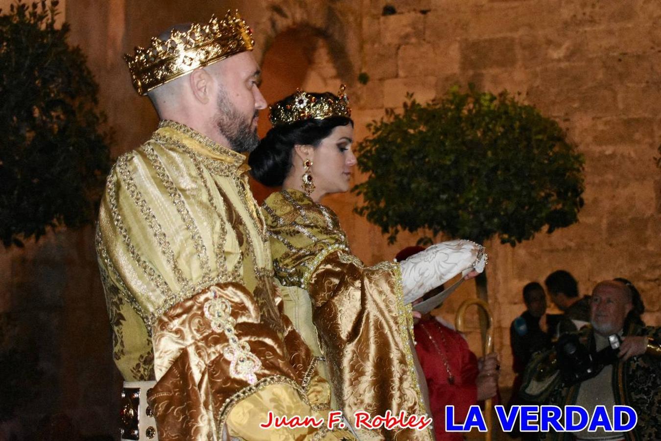 El claustro del castillo acogió anoche el acto de la Jura del Rey Cristiano, organizado por los Caballeros Hospitalarios de San Juan de Jerusalén. Tras la jura y la entrega de presentes, los Reyes Cristianos, Roberto Mateo y Patricia Fernández y el resto de participantes pasaron al interior de la basílica para adorar la Vera Cruz. 