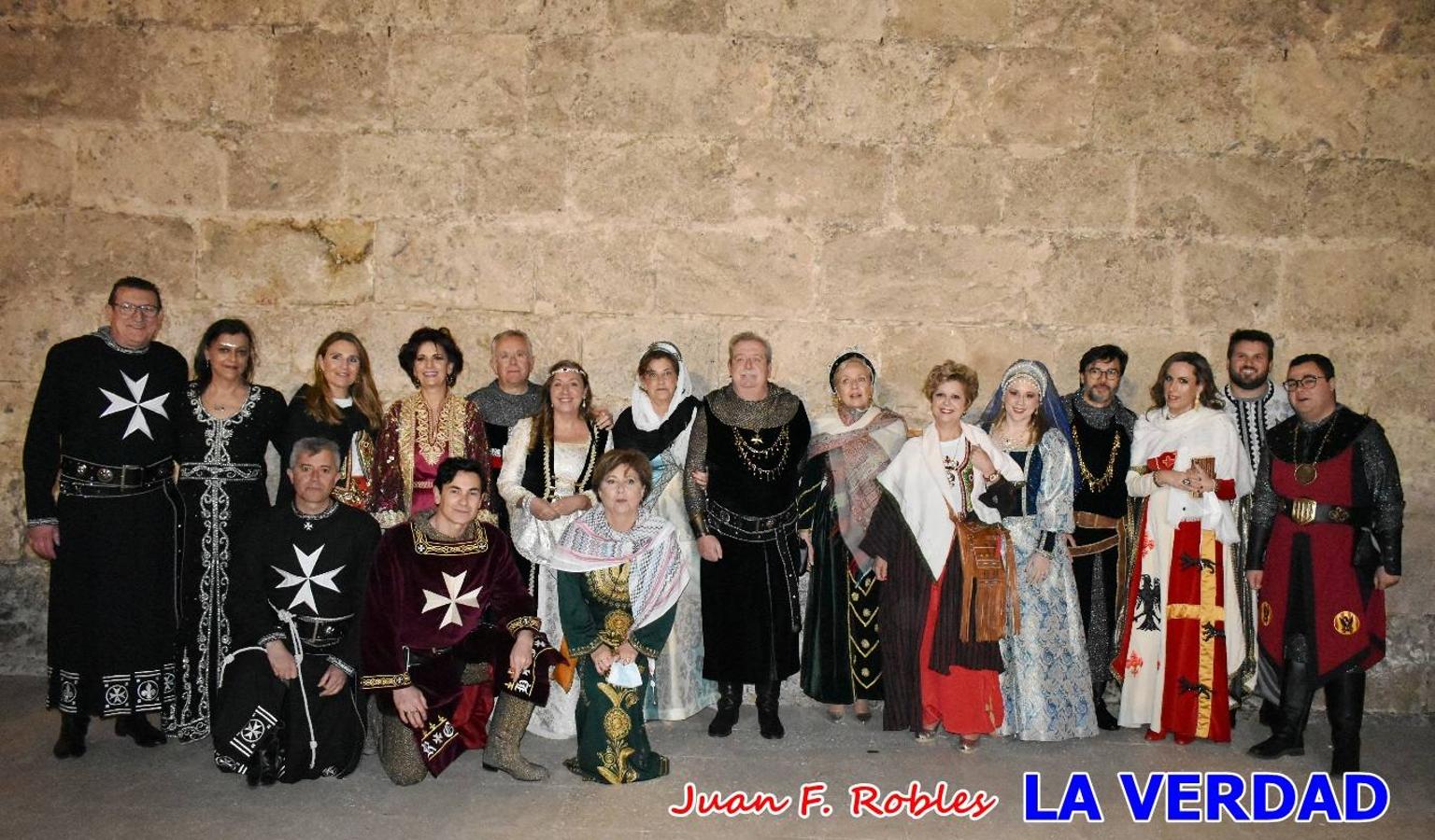 El claustro del castillo acogió anoche el acto de la Jura del Rey Cristiano, organizado por los Caballeros Hospitalarios de San Juan de Jerusalén. Tras la jura y la entrega de presentes, los Reyes Cristianos, Roberto Mateo y Patricia Fernández y el resto de participantes pasaron al interior de la basílica para adorar la Vera Cruz. 