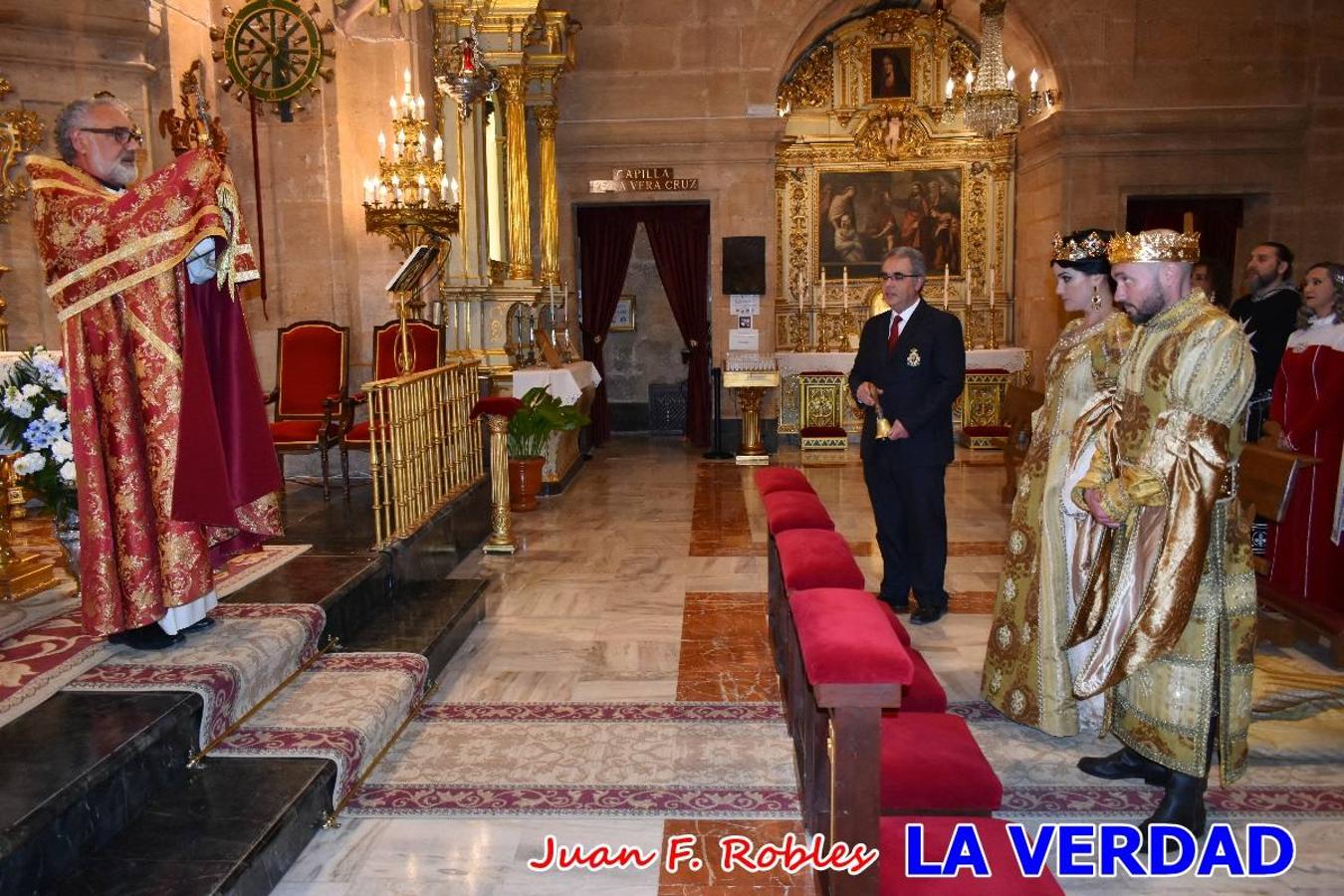 El claustro del castillo acogió anoche el acto de la Jura del Rey Cristiano, organizado por los Caballeros Hospitalarios de San Juan de Jerusalén. Tras la jura y la entrega de presentes, los Reyes Cristianos, Roberto Mateo y Patricia Fernández y el resto de participantes pasaron al interior de la basílica para adorar la Vera Cruz. 