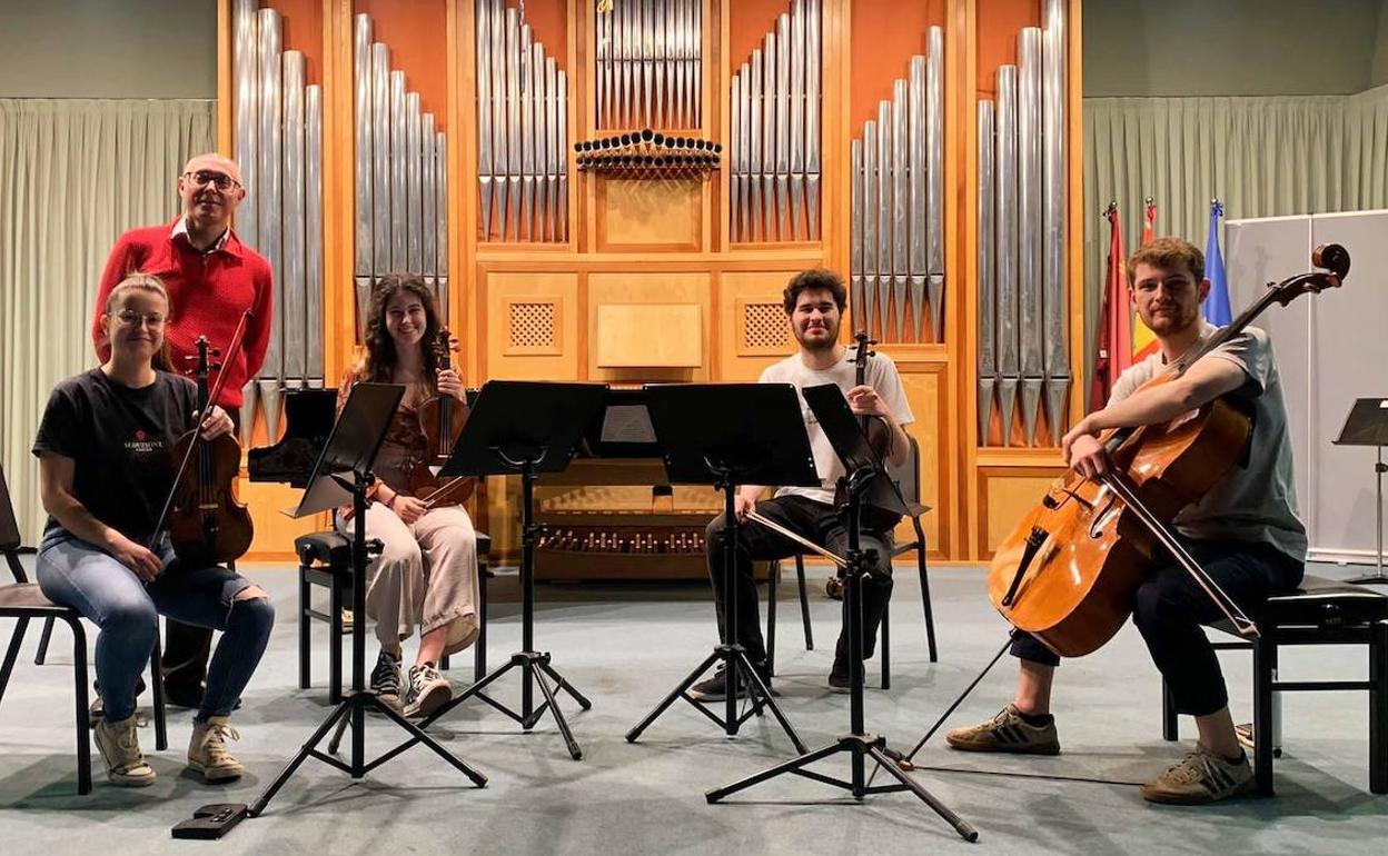 Gabriel Lauret y cuatro alumnos.