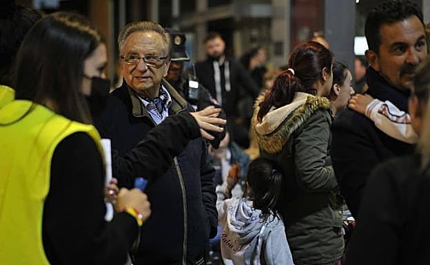 Tomás Fuertes dialoga con responsables de la organización tras encontrar sus sillas ocupadas antes del desfile del Entierro de la Sardina.