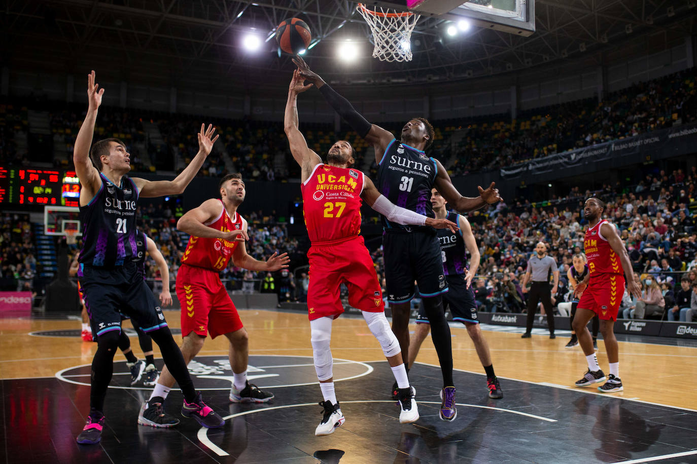 Fotos: La derrota universitaria contra Bilbao Basket, en imágenes