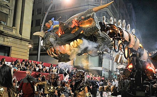 Imagen principal - Desfile del Entierro de la Sardina, celebrado este sábado en Murcia.