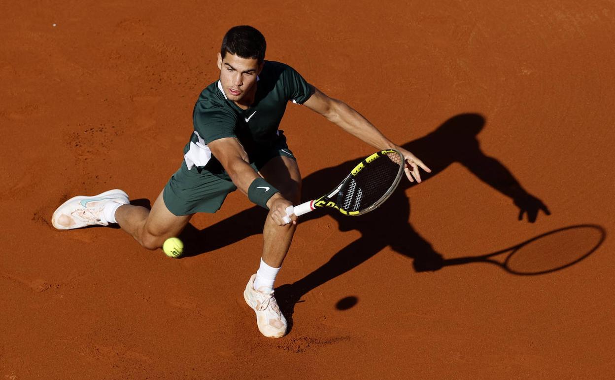 Carlos Alcaraz golpea de revés, durante la final de Conde de Godó ante Pablo Carreño.