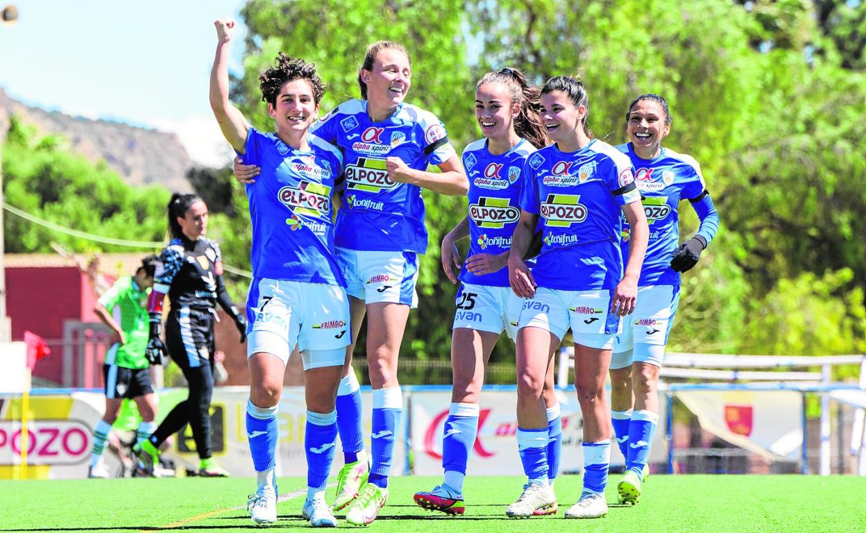 Andrea Carid, con el brazo levantado, es felicitada por Marina Martí, Daniela Arqués, Violeta Quiles y Mariela Coronel, tras el 1-0. 