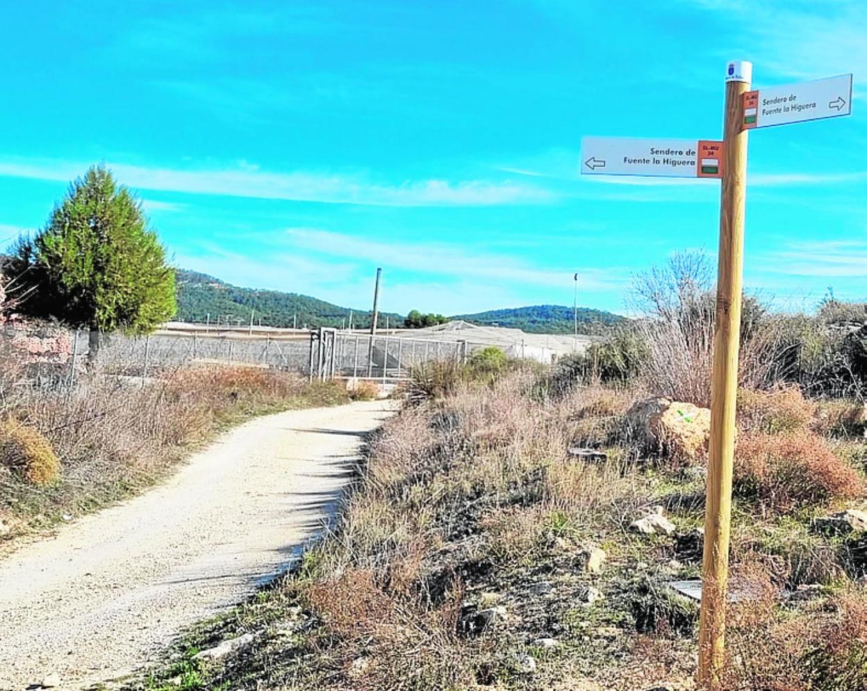 Una de las señales que indican el camino a Fuente de la Higuera. 