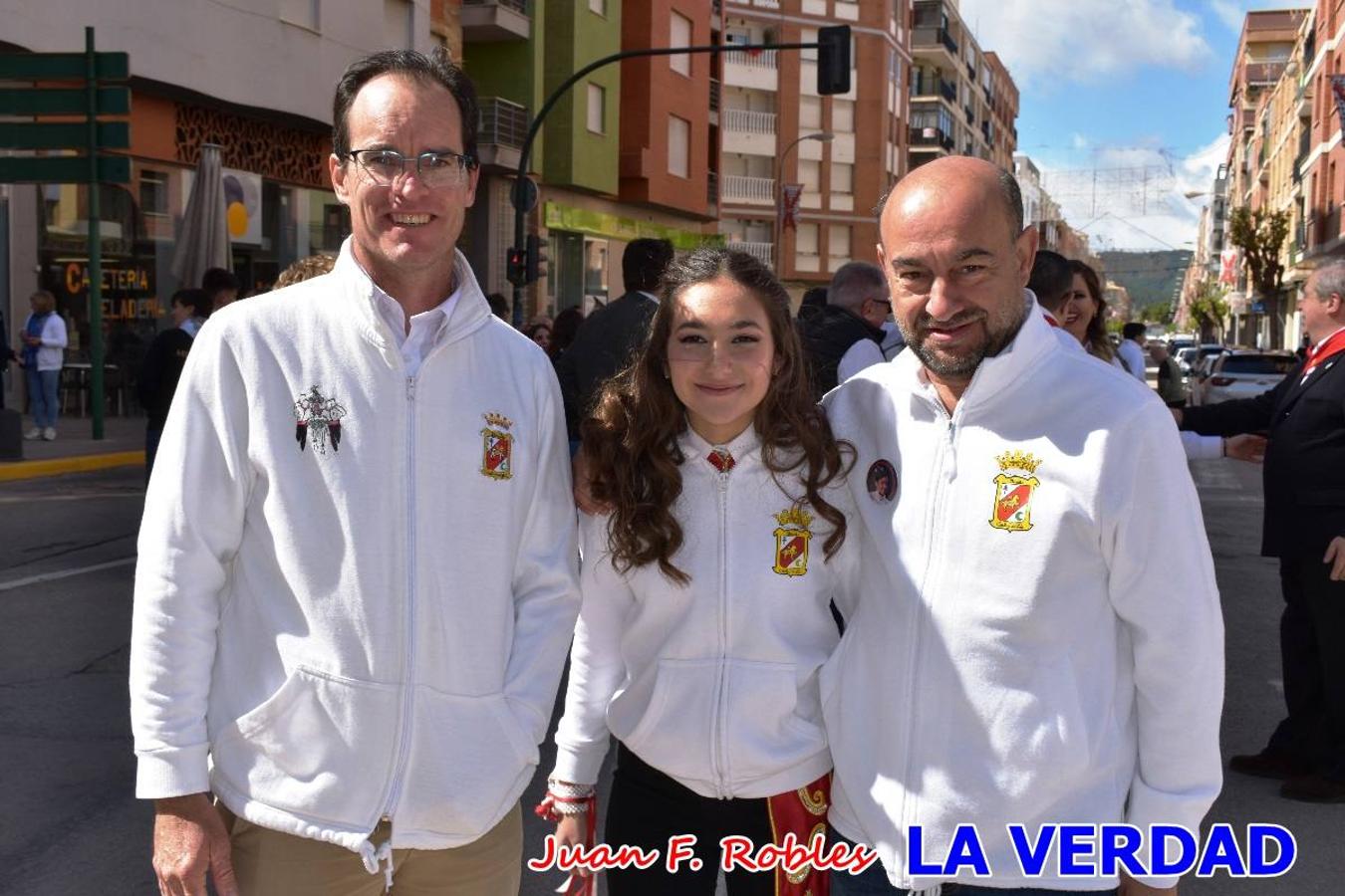 Envueltos en la fiesta. Caravaca vibra ya en la antesala de las Fiestas de la Cruz. Las peñas caballistas llenaron de música y alegría las calles de una ciudad que ya solo piensa en vivir intensamente cada uno de los días de fiesta que se avecinan. Las ganas de fiestas, tras las suspensión de los últimos dos años se nota en las calles de Caravaca, donde el ambiente que ayer se respiraba por cada rincón confirmaba que la ciudad tiene muchas ganas de que lleguen las Fiestas de la Cruz.