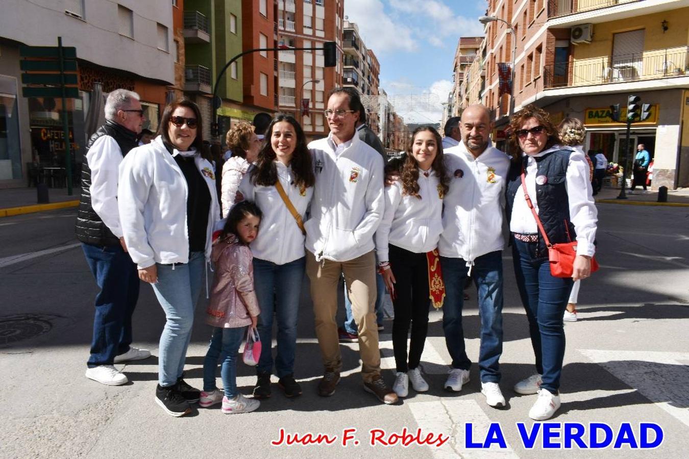 Envueltos en la fiesta. Caravaca vibra ya en la antesala de las Fiestas de la Cruz. Las peñas caballistas llenaron de música y alegría las calles de una ciudad que ya solo piensa en vivir intensamente cada uno de los días de fiesta que se avecinan. Las ganas de fiestas, tras las suspensión de los últimos dos años se nota en las calles de Caravaca, donde el ambiente que ayer se respiraba por cada rincón confirmaba que la ciudad tiene muchas ganas de que lleguen las Fiestas de la Cruz.