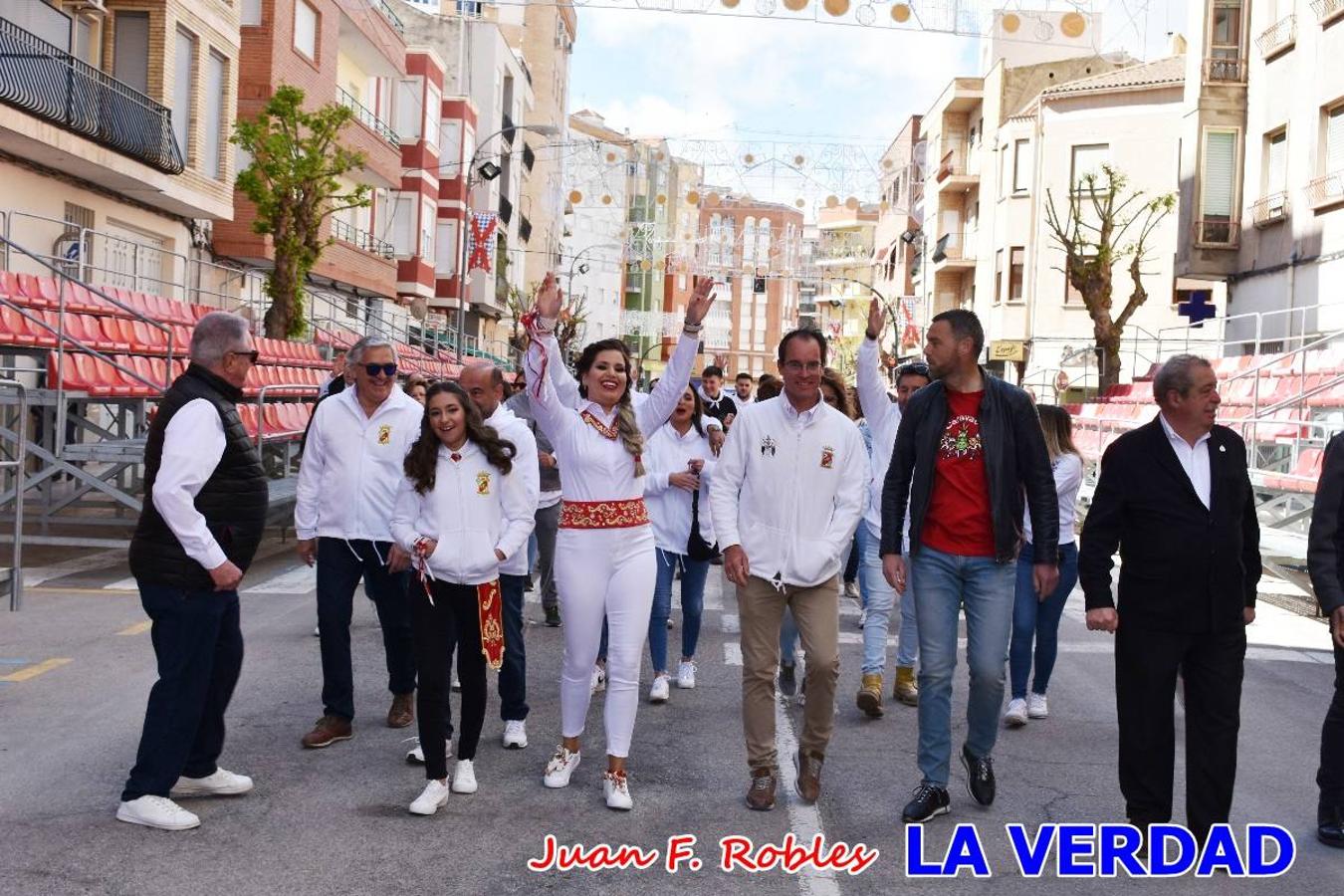 Envueltos en la fiesta. Caravaca vibra ya en la antesala de las Fiestas de la Cruz. Las peñas caballistas llenaron de música y alegría las calles de una ciudad que ya solo piensa en vivir intensamente cada uno de los días de fiesta que se avecinan. Las ganas de fiestas, tras las suspensión de los últimos dos años se nota en las calles de Caravaca, donde el ambiente que ayer se respiraba por cada rincón confirmaba que la ciudad tiene muchas ganas de que lleguen las Fiestas de la Cruz.