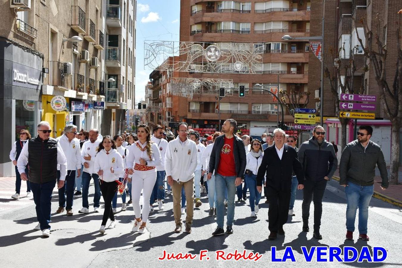 Envueltos en la fiesta. Caravaca vibra ya en la antesala de las Fiestas de la Cruz. Las peñas caballistas llenaron de música y alegría las calles de una ciudad que ya solo piensa en vivir intensamente cada uno de los días de fiesta que se avecinan. Las ganas de fiestas, tras las suspensión de los últimos dos años se nota en las calles de Caravaca, donde el ambiente que ayer se respiraba por cada rincón confirmaba que la ciudad tiene muchas ganas de que lleguen las Fiestas de la Cruz.
