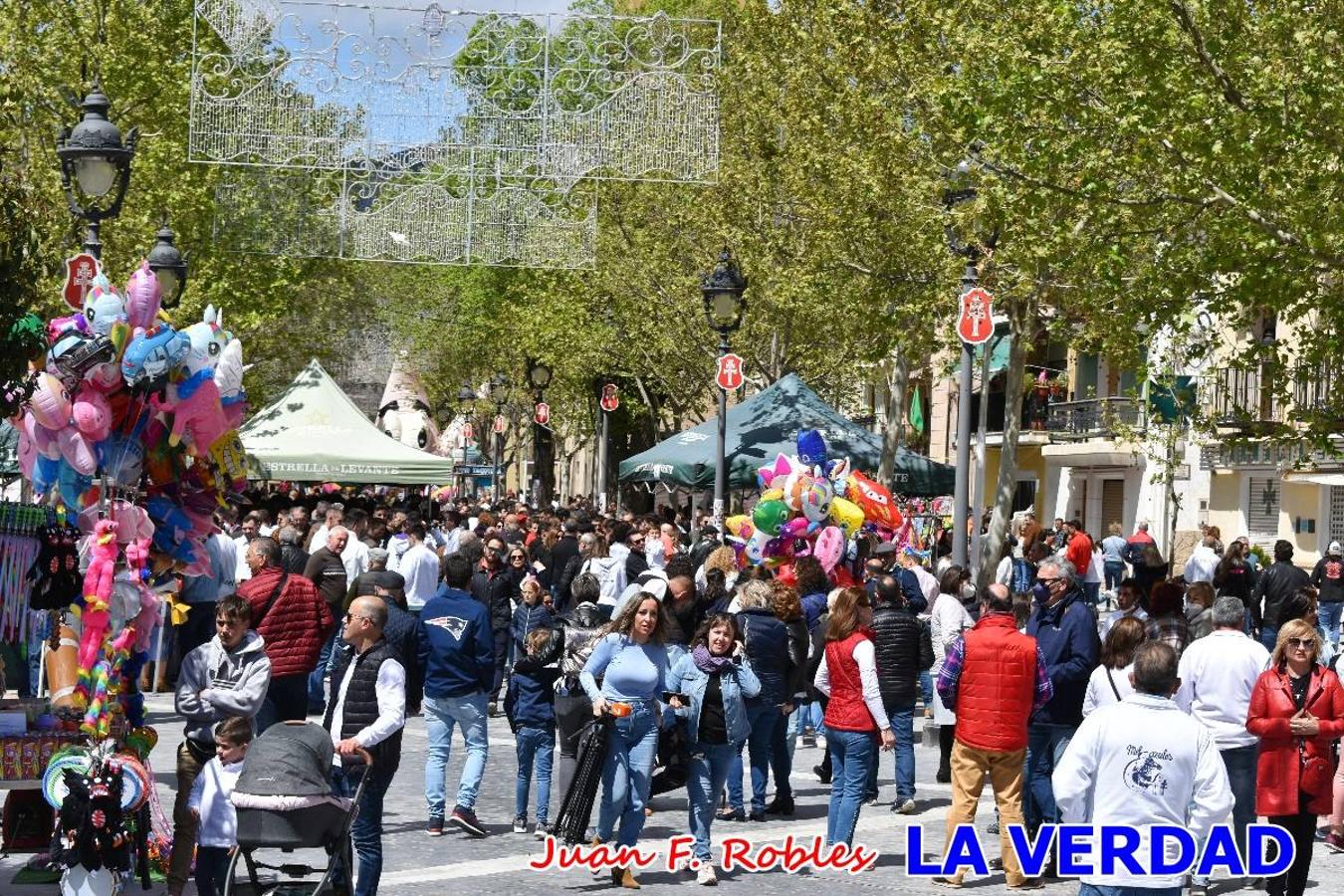 Envueltos en la fiesta. Caravaca vibra ya en la antesala de las Fiestas de la Cruz. Las peñas caballistas llenaron de música y alegría las calles de una ciudad que ya solo piensa en vivir intensamente cada uno de los días de fiesta que se avecinan. Las ganas de fiestas, tras las suspensión de los últimos dos años se nota en las calles de Caravaca, donde el ambiente que ayer se respiraba por cada rincón confirmaba que la ciudad tiene muchas ganas de que lleguen las Fiestas de la Cruz.