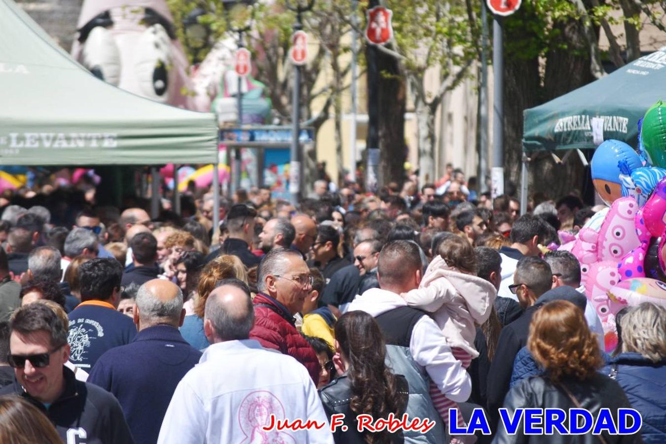 Envueltos en la fiesta. Caravaca vibra ya en la antesala de las Fiestas de la Cruz. Las peñas caballistas llenaron de música y alegría las calles de una ciudad que ya solo piensa en vivir intensamente cada uno de los días de fiesta que se avecinan. Las ganas de fiestas, tras las suspensión de los últimos dos años se nota en las calles de Caravaca, donde el ambiente que ayer se respiraba por cada rincón confirmaba que la ciudad tiene muchas ganas de que lleguen las Fiestas de la Cruz.