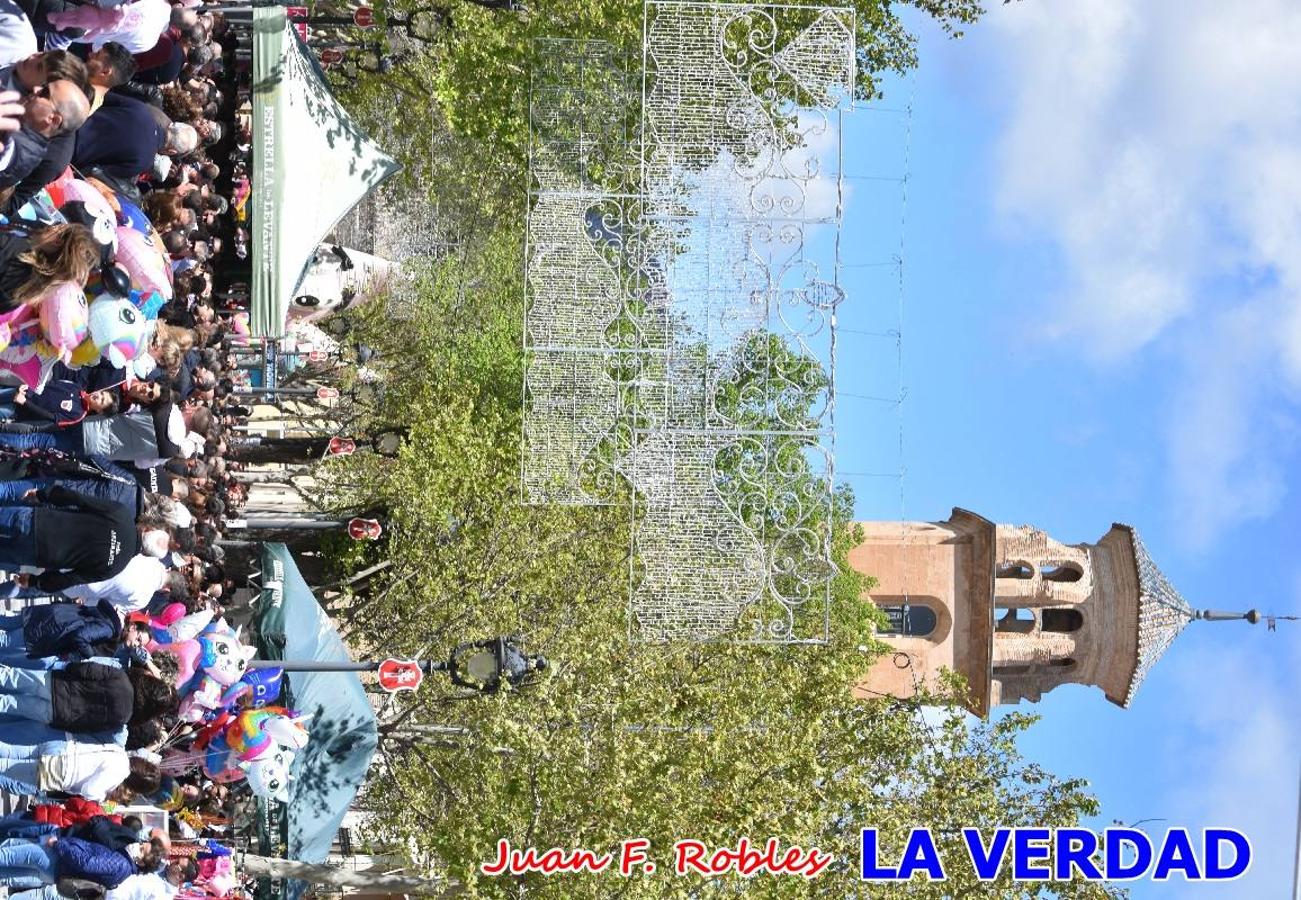 Envueltos en la fiesta. Caravaca vibra ya en la antesala de las Fiestas de la Cruz. Las peñas caballistas llenaron de música y alegría las calles de una ciudad que ya solo piensa en vivir intensamente cada uno de los días de fiesta que se avecinan. Las ganas de fiestas, tras las suspensión de los últimos dos años se nota en las calles de Caravaca, donde el ambiente que ayer se respiraba por cada rincón confirmaba que la ciudad tiene muchas ganas de que lleguen las Fiestas de la Cruz.