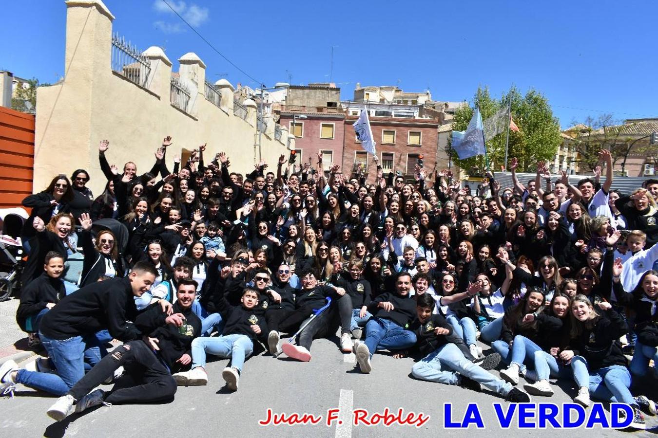 Envueltos en la fiesta. Caravaca vibra ya en la antesala de las Fiestas de la Cruz. Las peñas caballistas llenaron de música y alegría las calles de una ciudad que ya solo piensa en vivir intensamente cada uno de los días de fiesta que se avecinan. Las ganas de fiestas, tras las suspensión de los últimos dos años se nota en las calles de Caravaca, donde el ambiente que ayer se respiraba por cada rincón confirmaba que la ciudad tiene muchas ganas de que lleguen las Fiestas de la Cruz.