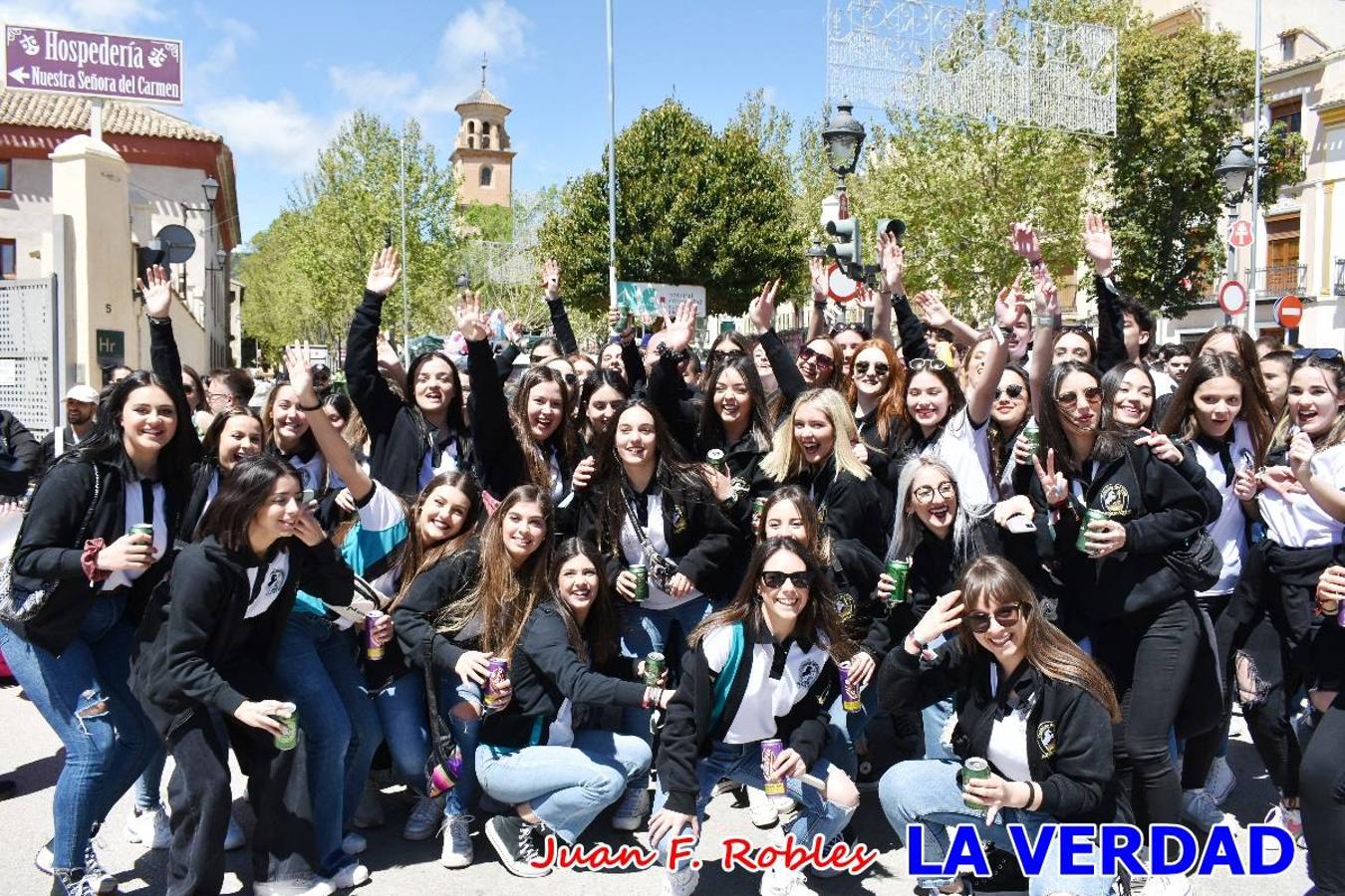 Envueltos en la fiesta. Caravaca vibra ya en la antesala de las Fiestas de la Cruz. Las peñas caballistas llenaron de música y alegría las calles de una ciudad que ya solo piensa en vivir intensamente cada uno de los días de fiesta que se avecinan. Las ganas de fiestas, tras las suspensión de los últimos dos años se nota en las calles de Caravaca, donde el ambiente que ayer se respiraba por cada rincón confirmaba que la ciudad tiene muchas ganas de que lleguen las Fiestas de la Cruz.