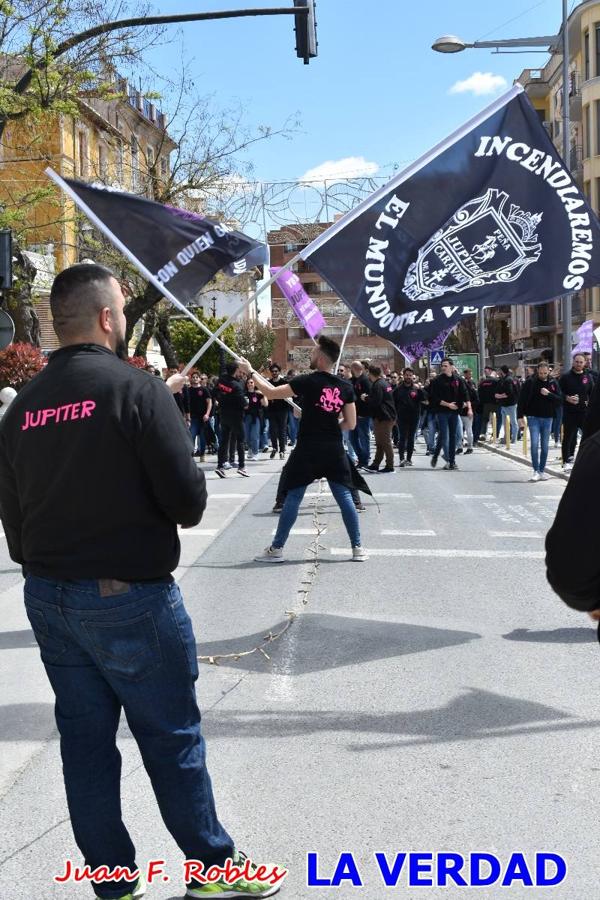 Envueltos en la fiesta. Caravaca vibra ya en la antesala de las Fiestas de la Cruz. Las peñas caballistas llenaron de música y alegría las calles de una ciudad que ya solo piensa en vivir intensamente cada uno de los días de fiesta que se avecinan. Las ganas de fiestas, tras las suspensión de los últimos dos años se nota en las calles de Caravaca, donde el ambiente que ayer se respiraba por cada rincón confirmaba que la ciudad tiene muchas ganas de que lleguen las Fiestas de la Cruz.