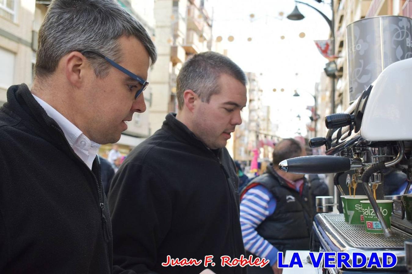 Envueltos en la fiesta. Caravaca vibra ya en la antesala de las Fiestas de la Cruz. Las peñas caballistas llenaron de música y alegría las calles de una ciudad que ya solo piensa en vivir intensamente cada uno de los días de fiesta que se avecinan. Las ganas de fiestas, tras las suspensión de los últimos dos años se nota en las calles de Caravaca, donde el ambiente que ayer se respiraba por cada rincón confirmaba que la ciudad tiene muchas ganas de que lleguen las Fiestas de la Cruz.