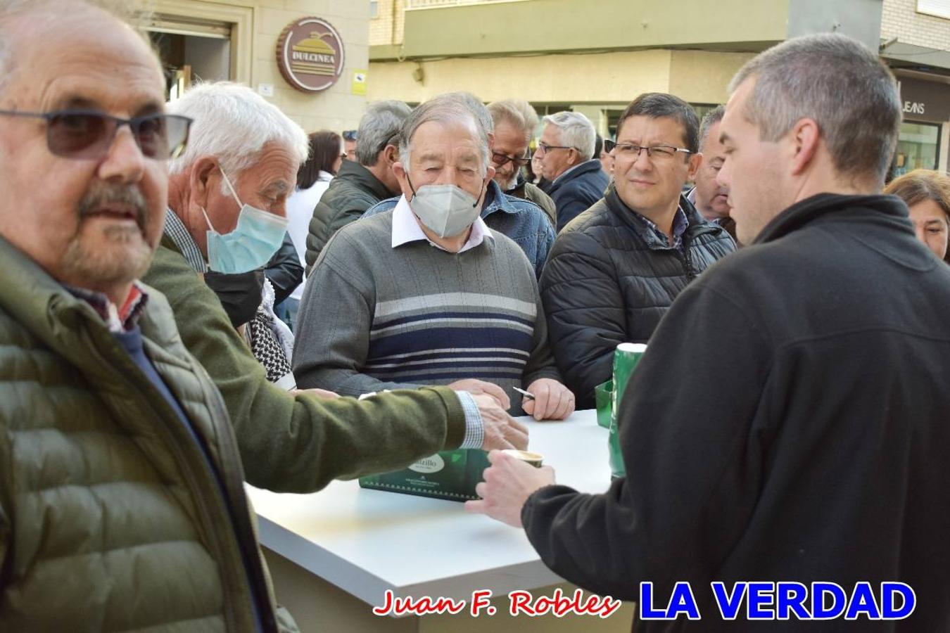 Envueltos en la fiesta. Caravaca vibra ya en la antesala de las Fiestas de la Cruz. Las peñas caballistas llenaron de música y alegría las calles de una ciudad que ya solo piensa en vivir intensamente cada uno de los días de fiesta que se avecinan. Las ganas de fiestas, tras las suspensión de los últimos dos años se nota en las calles de Caravaca, donde el ambiente que ayer se respiraba por cada rincón confirmaba que la ciudad tiene muchas ganas de que lleguen las Fiestas de la Cruz.