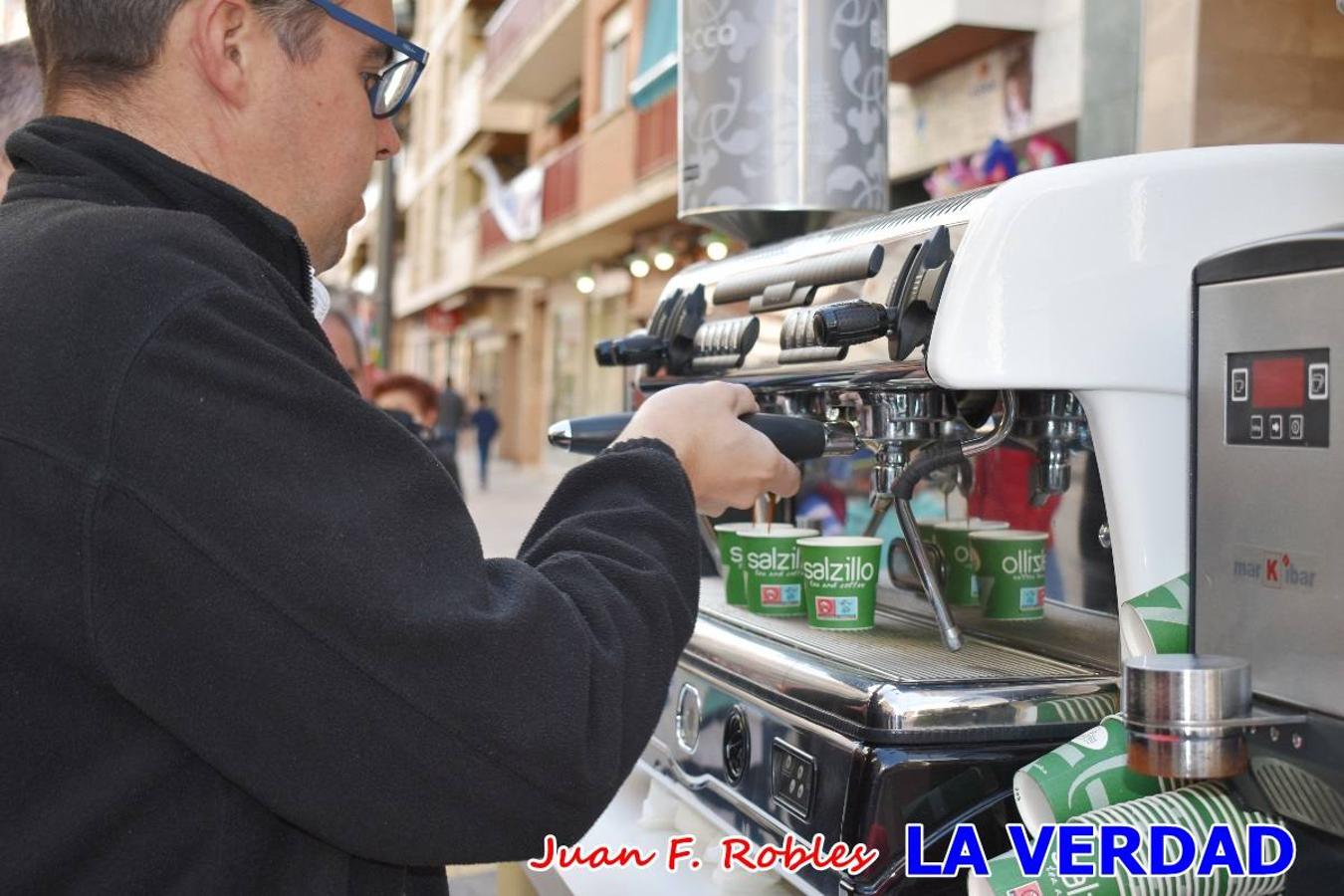 Envueltos en la fiesta. Caravaca vibra ya en la antesala de las Fiestas de la Cruz. Las peñas caballistas llenaron de música y alegría las calles de una ciudad que ya solo piensa en vivir intensamente cada uno de los días de fiesta que se avecinan. Las ganas de fiestas, tras las suspensión de los últimos dos años se nota en las calles de Caravaca, donde el ambiente que ayer se respiraba por cada rincón confirmaba que la ciudad tiene muchas ganas de que lleguen las Fiestas de la Cruz.