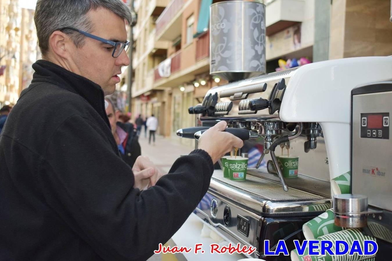 Envueltos en la fiesta. Caravaca vibra ya en la antesala de las Fiestas de la Cruz. Las peñas caballistas llenaron de música y alegría las calles de una ciudad que ya solo piensa en vivir intensamente cada uno de los días de fiesta que se avecinan. Las ganas de fiestas, tras las suspensión de los últimos dos años se nota en las calles de Caravaca, donde el ambiente que ayer se respiraba por cada rincón confirmaba que la ciudad tiene muchas ganas de que lleguen las Fiestas de la Cruz.
