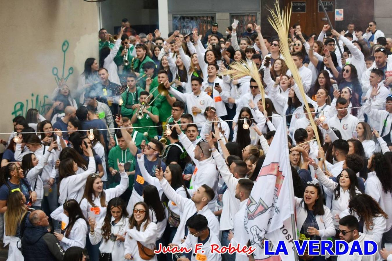 Envueltos en la fiesta. Caravaca vibra ya en la antesala de las Fiestas de la Cruz. Las peñas caballistas llenaron de música y alegría las calles de una ciudad que ya solo piensa en vivir intensamente cada uno de los días de fiesta que se avecinan. Las ganas de fiestas, tras las suspensión de los últimos dos años se nota en las calles de Caravaca, donde el ambiente que ayer se respiraba por cada rincón confirmaba que la ciudad tiene muchas ganas de que lleguen las Fiestas de la Cruz.