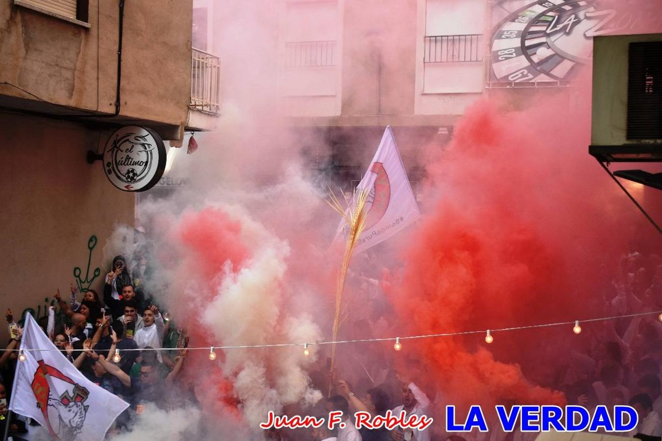 Envueltos en la fiesta. Caravaca vibra ya en la antesala de las Fiestas de la Cruz. Las peñas caballistas llenaron de música y alegría las calles de una ciudad que ya solo piensa en vivir intensamente cada uno de los días de fiesta que se avecinan. Las ganas de fiestas, tras las suspensión de los últimos dos años se nota en las calles de Caravaca, donde el ambiente que ayer se respiraba por cada rincón confirmaba que la ciudad tiene muchas ganas de que lleguen las Fiestas de la Cruz.